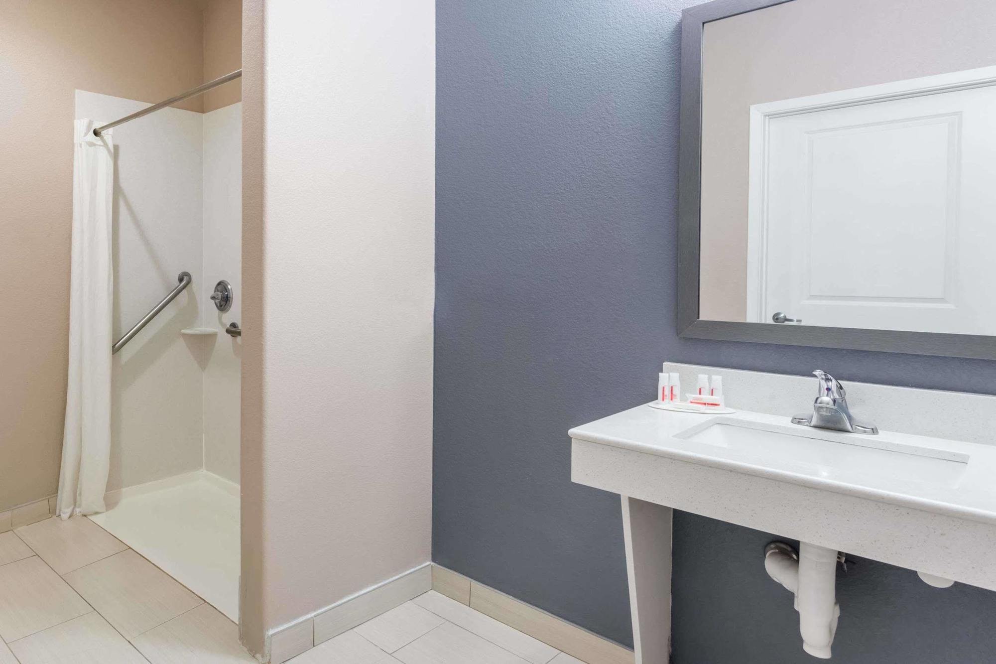 Atria Inn & Suites Three Rivers Екстер'єр фото